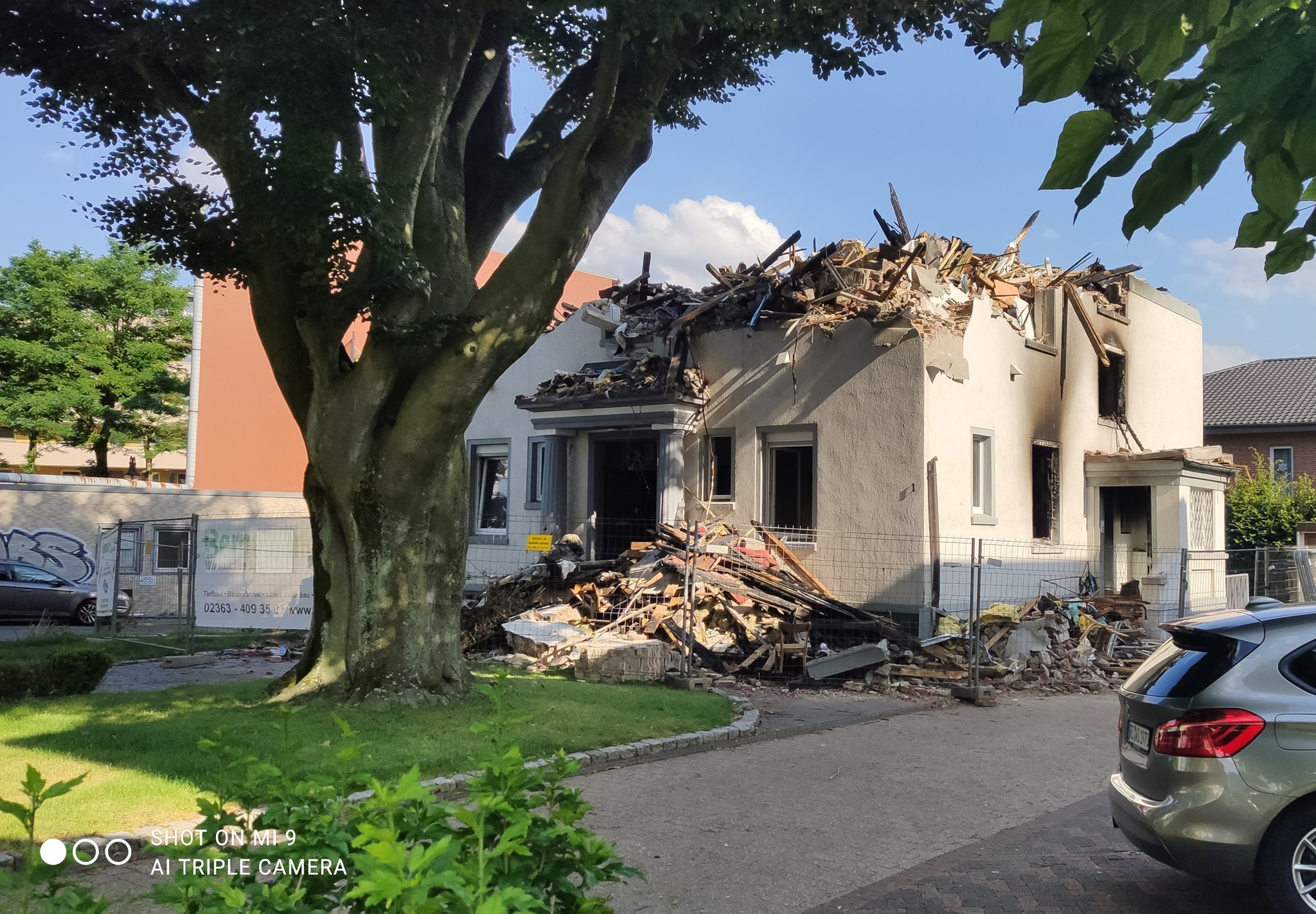 Das ehemalige Pfarrhaus der Evangelischen Kirchengemeinde Oer-Erkenschwick verbrannte am Dienstag, 27.06.2023, spätnachmittags. Vor fast 110 Jahren wurde es errichtet.